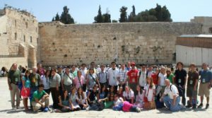 Image of Pictures of MOTL students in front of the KOTEL in Jerusalem for Yom Hamatzmaut Independence day