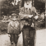 Image of An elderly wanderer and his grandson en route between Warsaw and Otwock