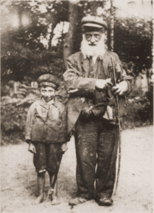 Image of An elderly wanderer and his grandson en route between Warsaw and Otwock