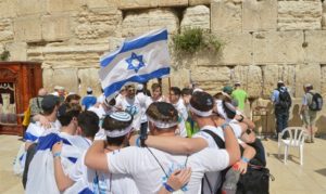 Image of MOTL teens at the Kotel for Israeli Independence Day
